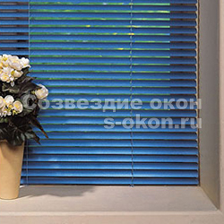 Горизонтальные жалюзи для пластиковых окон можно выполнить в любом цвете, что неизбежно обогатит интерьер